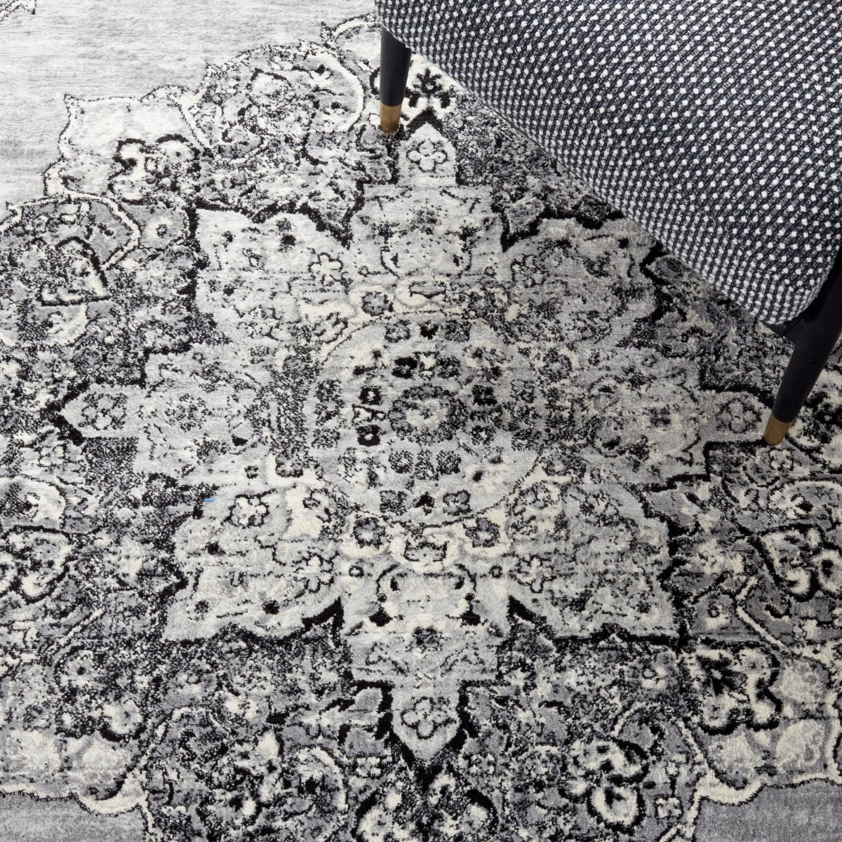 Safavieh Brentwood Bnt802G Silver/Black Rug.