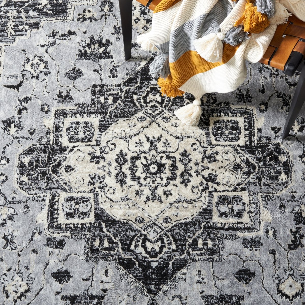 Safavieh Brentwood Bnt851H Grey/Black Rug.
