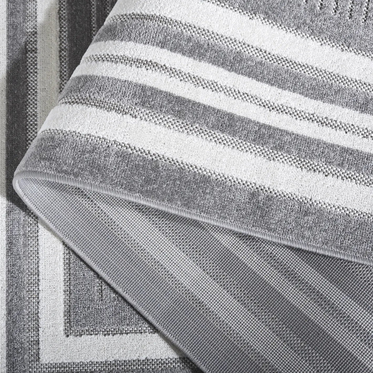 Safavieh Cabana 4'-5" x 6'-5" Rug in Grey / Ivory