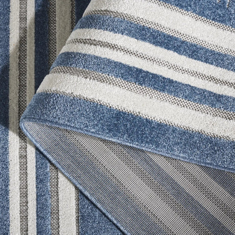 Safavieh Cabana 4'-5" x 6'-5" Rug in Light Blue / Ivory