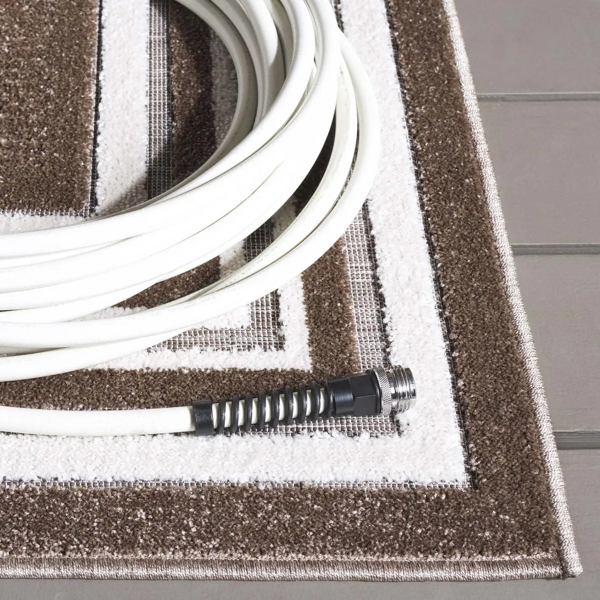 Safavieh Cabana 4'-0" x 6'-0" Rug in Brown / Ivory
