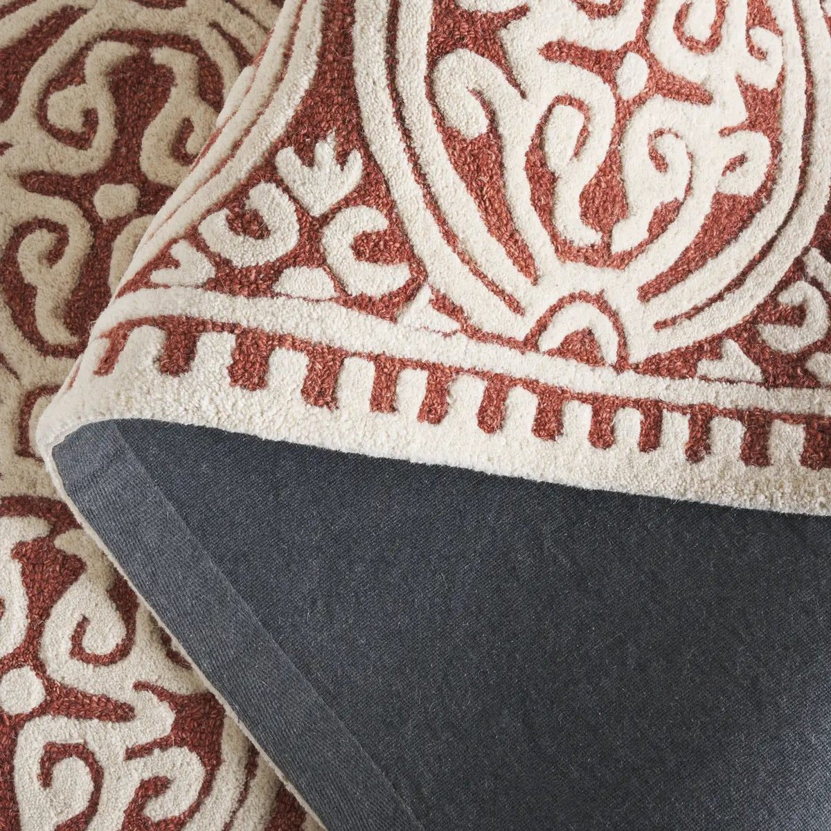 Safavieh Cambridge 4'-0" x 6'-0" Rug in Ivory / Red
