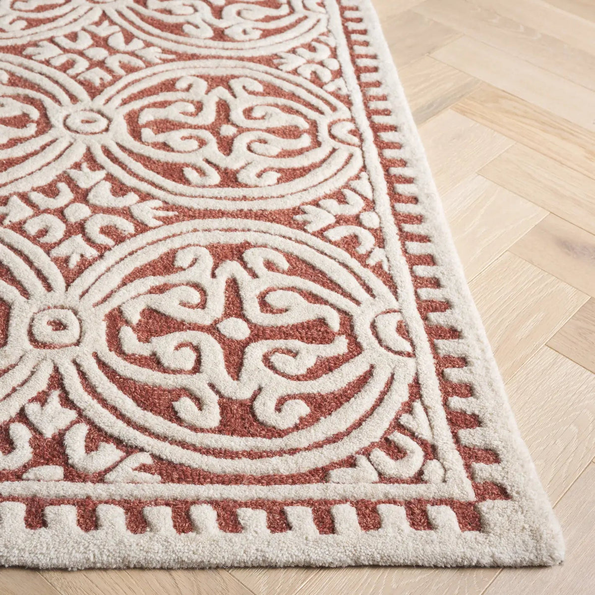 Safavieh Cambridge 4'-0" x 6'-0" Rug in Ivory / Red