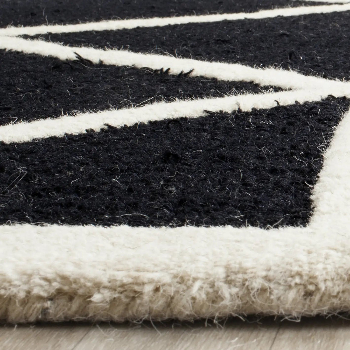 Safavieh Cambridge 8'-0" x 10'-0" Rug in Black / Ivory