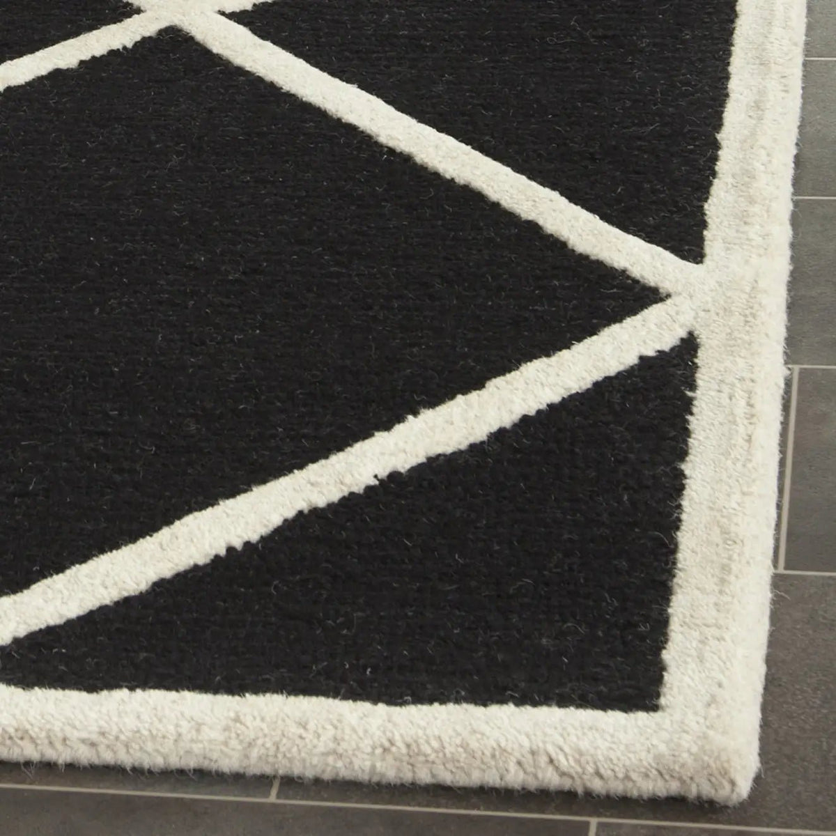 Safavieh Cambridge 2'-6" x 8'-0" Rug in Black / Ivory