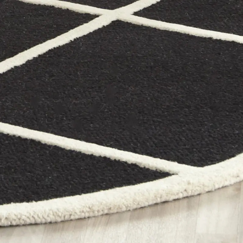 Safavieh Cambridge 6'-0" x 6'-0" Rug in Black / Ivory