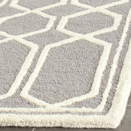 Safavieh Cambridge 2'-6" x 8'-0" Rug in Silver / Ivory