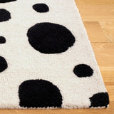 Safavieh Cambridge 4'-0" x 6'-0" Rug in Ivory / Black