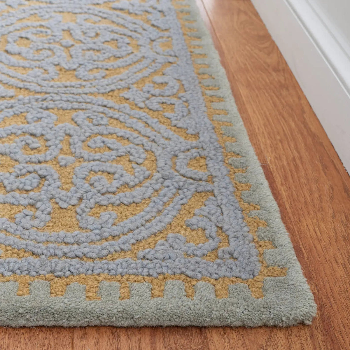 Safavieh Cambridge 4'-0" x 6'-0" Rug in Blue / Gold