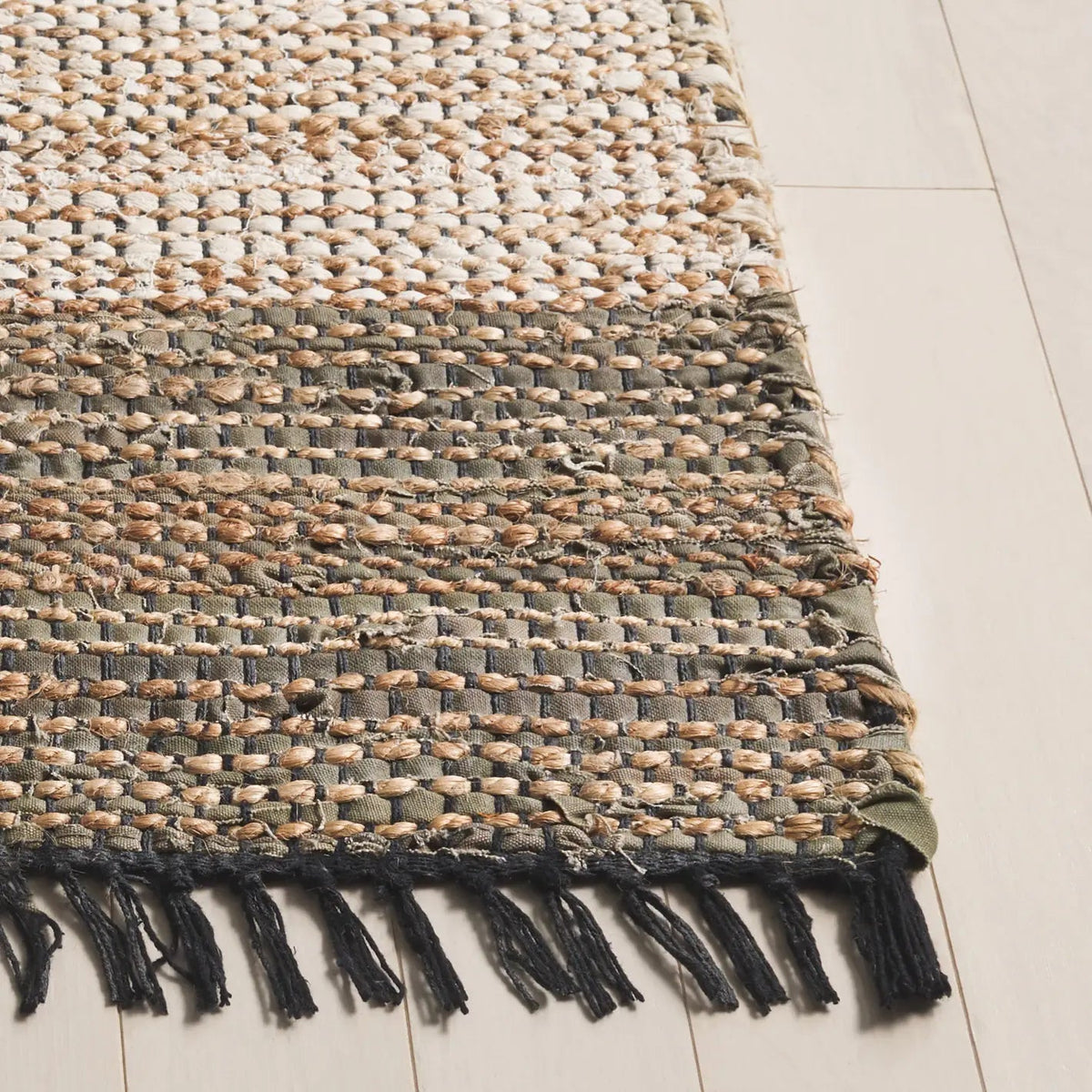 Safavieh Cape Cod 4'-0" x 6'-0" Rug in Green / Beige