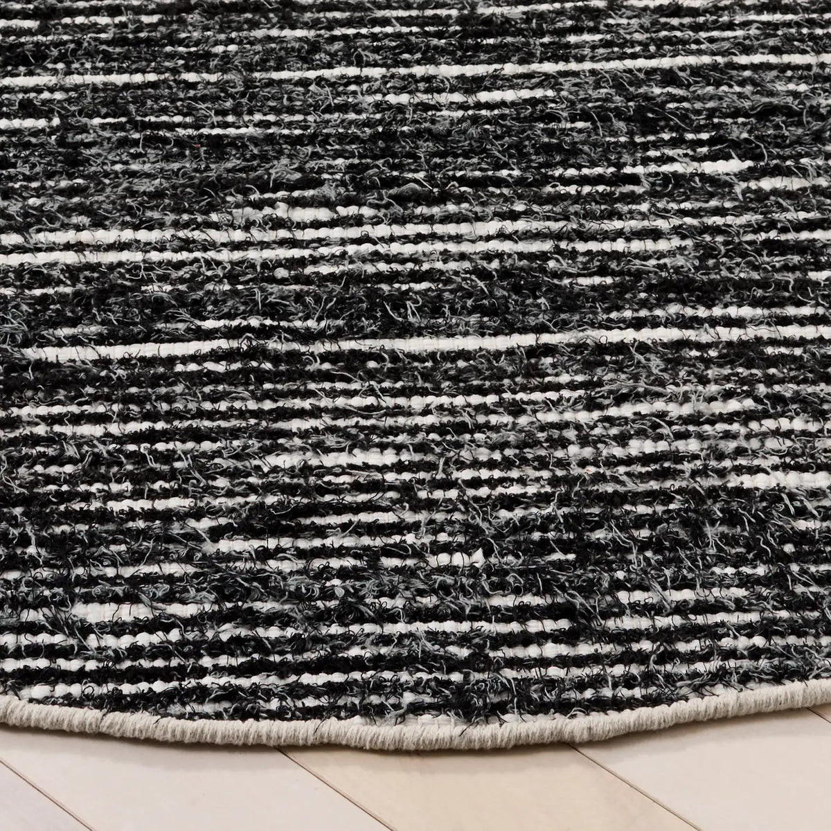 Safavieh Cape Cod 6'-0" x 6'-0" Rug in Grey / Black