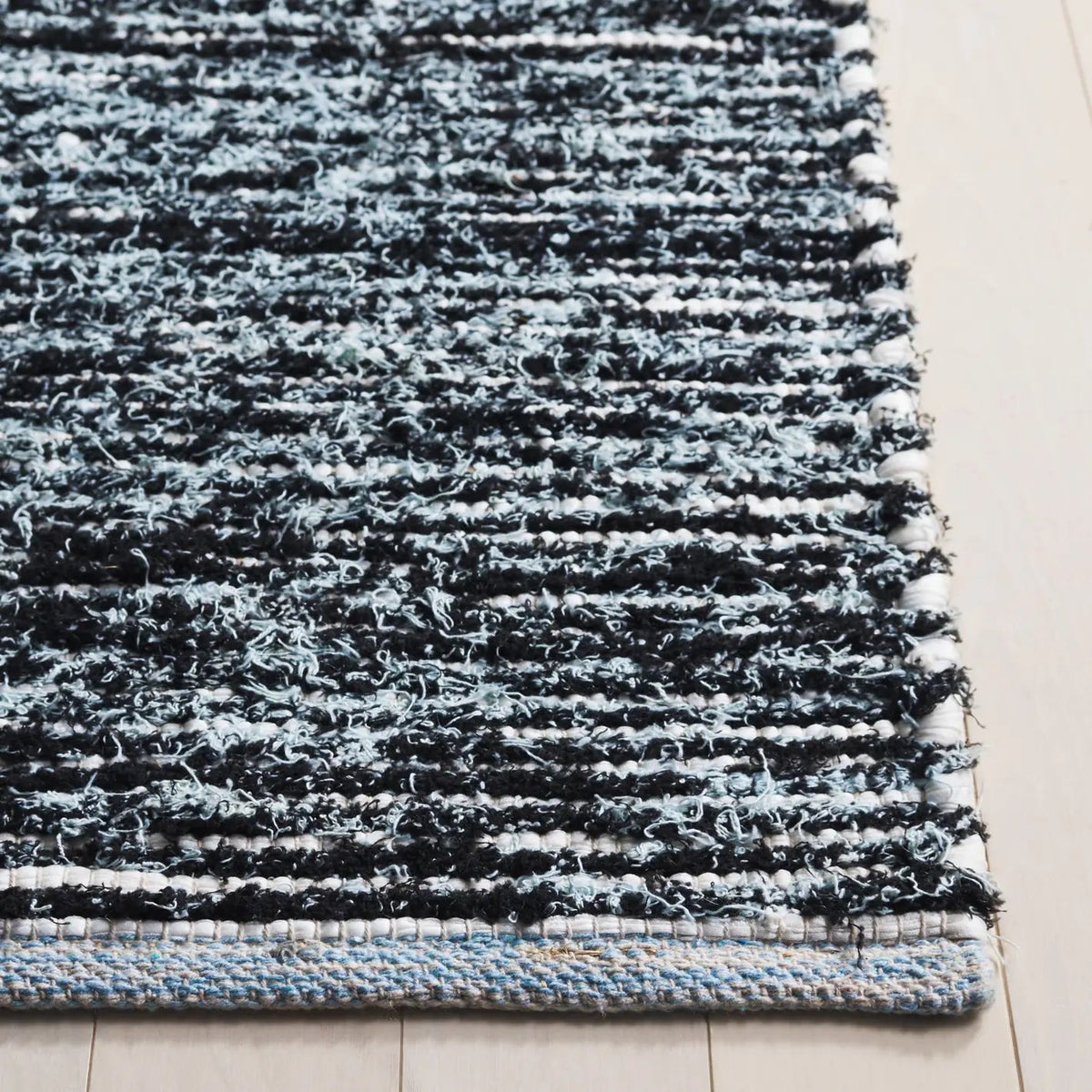 Safavieh Cape Cod 4'-0" x 6'-0" Rug in Light Blue / Black