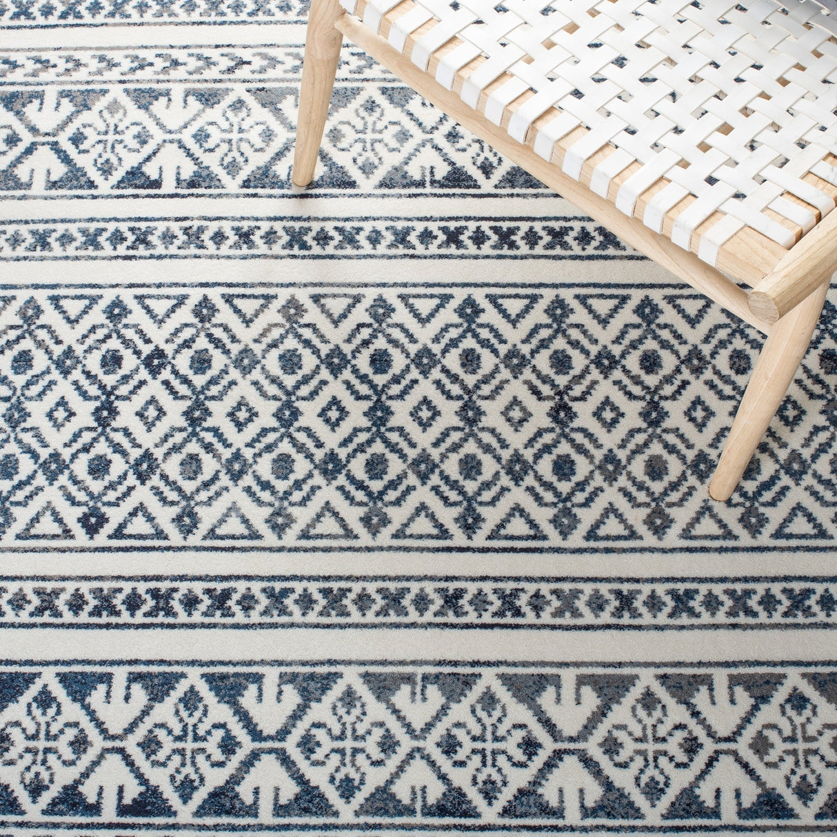 Safavieh Carnegie Cng620N Ivory/Navy Rugs - Safavieh - cng620n - 3