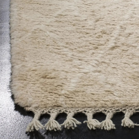Safavieh Casablanca 5'-0" x 8'-0" Rug in Beige / Ivory