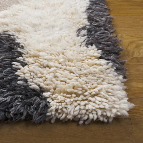 Safavieh Casablanca 4'-0" x 6'-0" Rug in Ivory / Grey