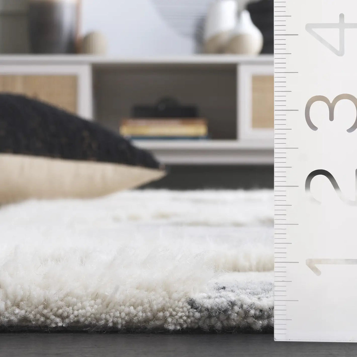 Safavieh Casablanca 4'-0" x 6'-0" Rug in Grey / Ivory