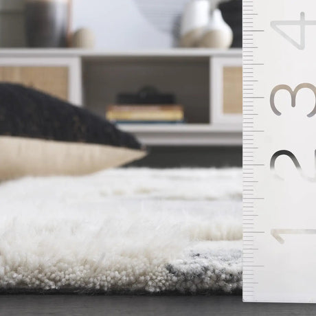 Safavieh Casablanca 4'-0" x 6'-0" Rug in Grey / Ivory
