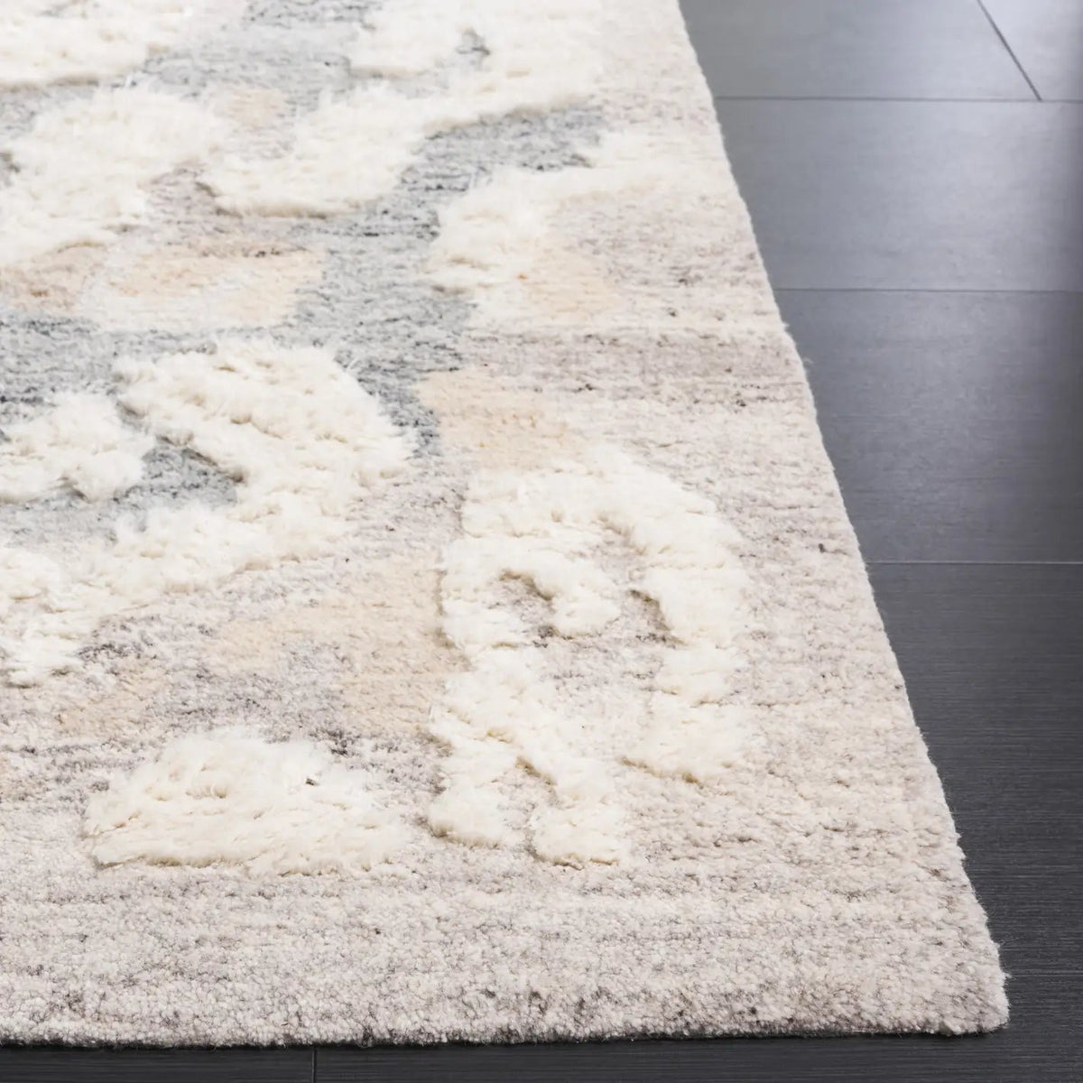 Safavieh Casablanca 4'-0" x 6'-0" Rug in Grey / Ivory