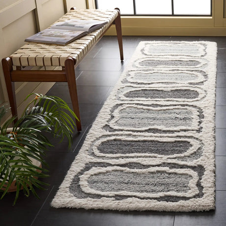 Safavieh Casablanca 2'-3" x 8'-0" Rug in Grey / Ivory