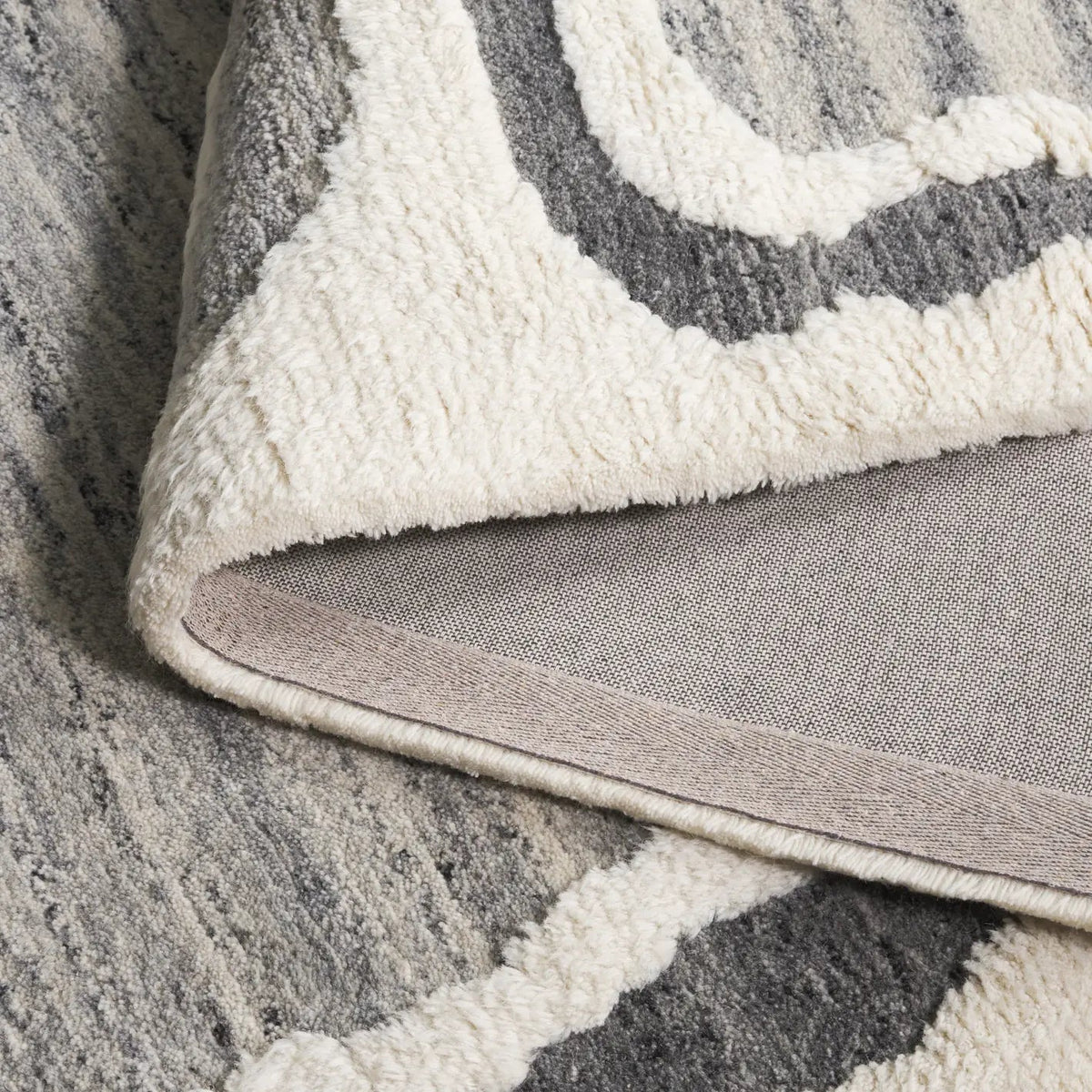 Safavieh Casablanca 4'-0" x 6'-0" Rug in Grey / Ivory