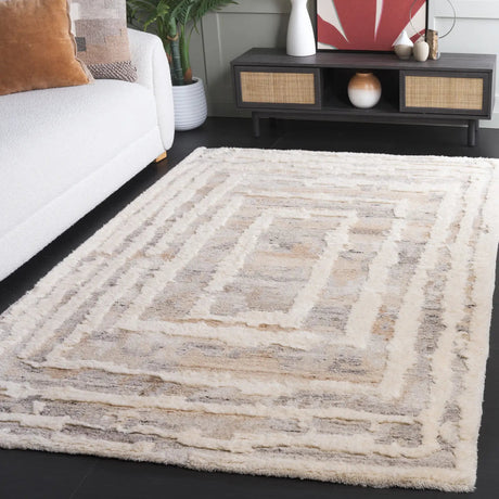 Safavieh Casablanca 4'-0" x 6'-0" Rug in Beige / Ivory