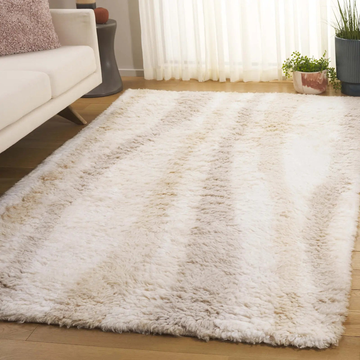 Safavieh Casablanca 4'-0" x 6'-0" Rug in Ivory / Beige