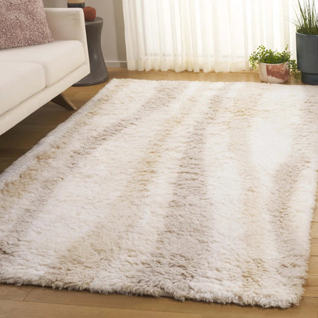 Safavieh Casablanca 4'-0" x 6'-0" Rug in Ivory / Beige