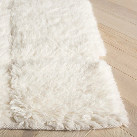 Safavieh Casablanca 4'-0" x 6'-0" Rug in Ivory