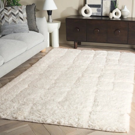 Safavieh Casablanca 4'-0" x 6'-0" Rug in Ivory