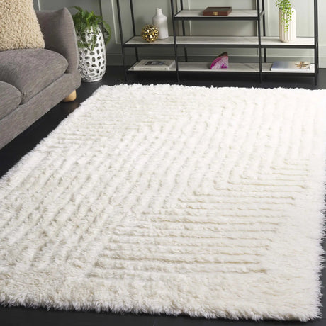 Safavieh Casablanca 4'-0" x 6'-0" Rug in Ivory