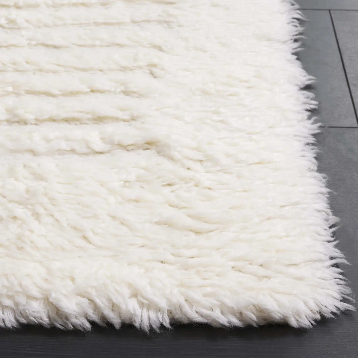 Safavieh Casablanca 4'-0" x 6'-0" Rug in Ivory
