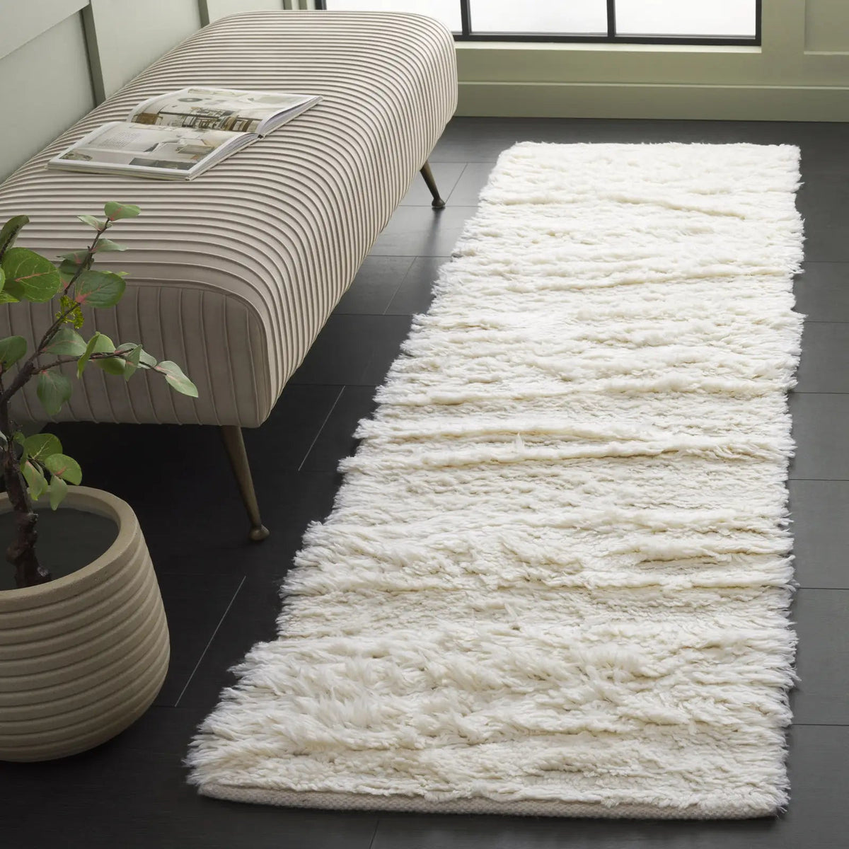 Safavieh Casablanca 2'-3" x 8'-0" Rug in Ivory