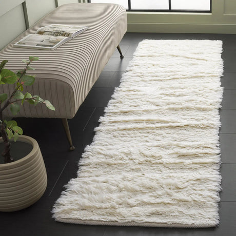 Safavieh Casablanca 2'-3" x 8'-0" Rug in Ivory