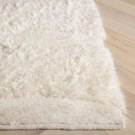Safavieh Casablanca 4'-0" x 6'-0" Rug in Ivory