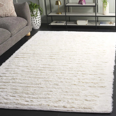 Safavieh Casablanca 4'-0" x 6'-0" Rug in Ivory