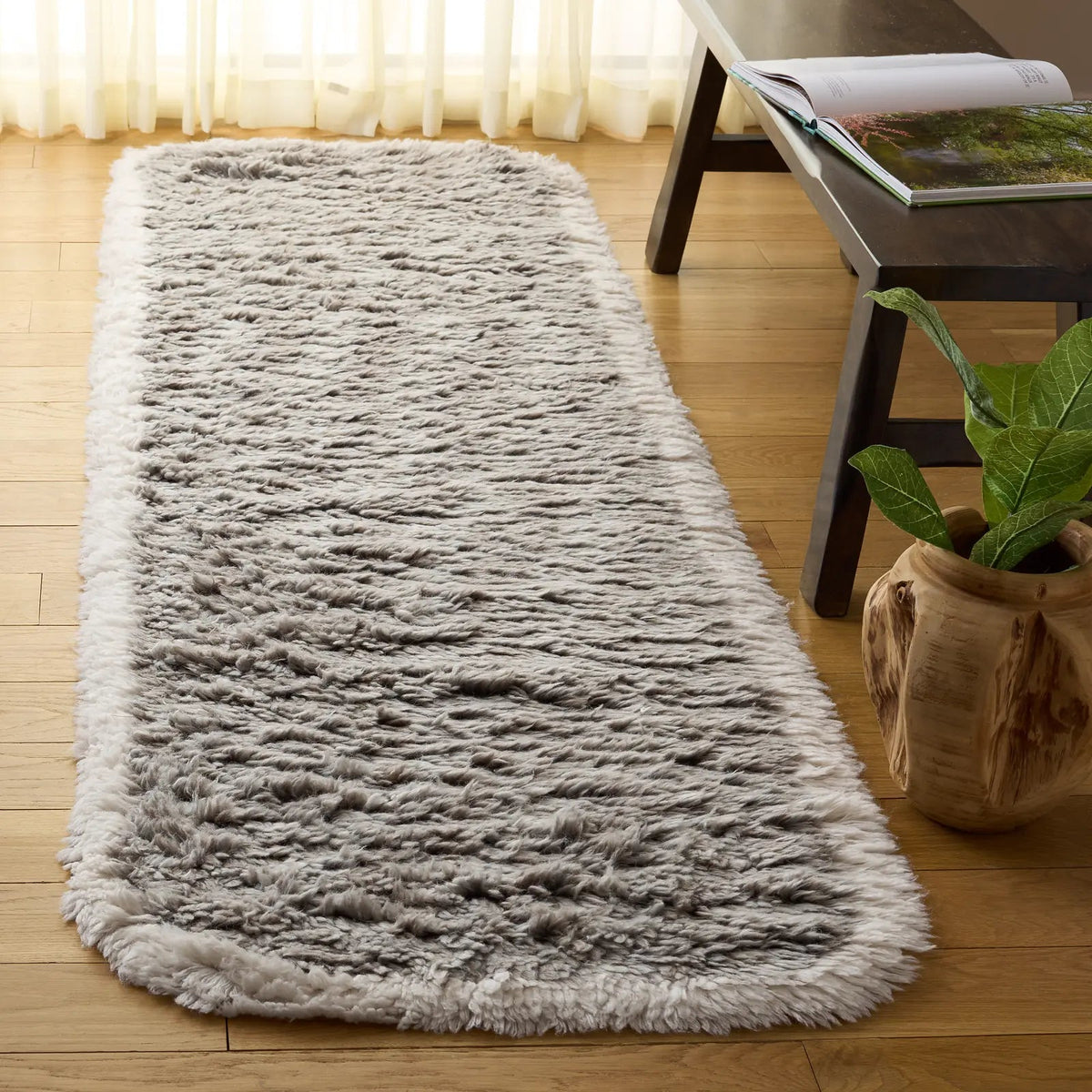 Safavieh Casablanca 2'-3" x 8'-0" Rug in Grey / Ivory
