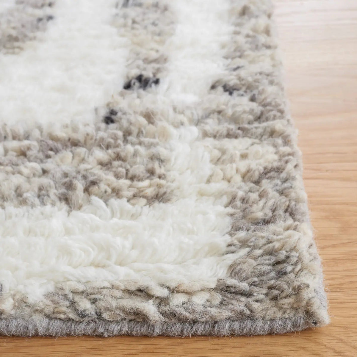 Safavieh Casablanca 4'-0" x 6'-0" Rug in Ivory / Grey