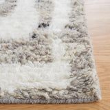 Safavieh Casablanca 4'-0" x 6'-0" Rug in Ivory / Grey