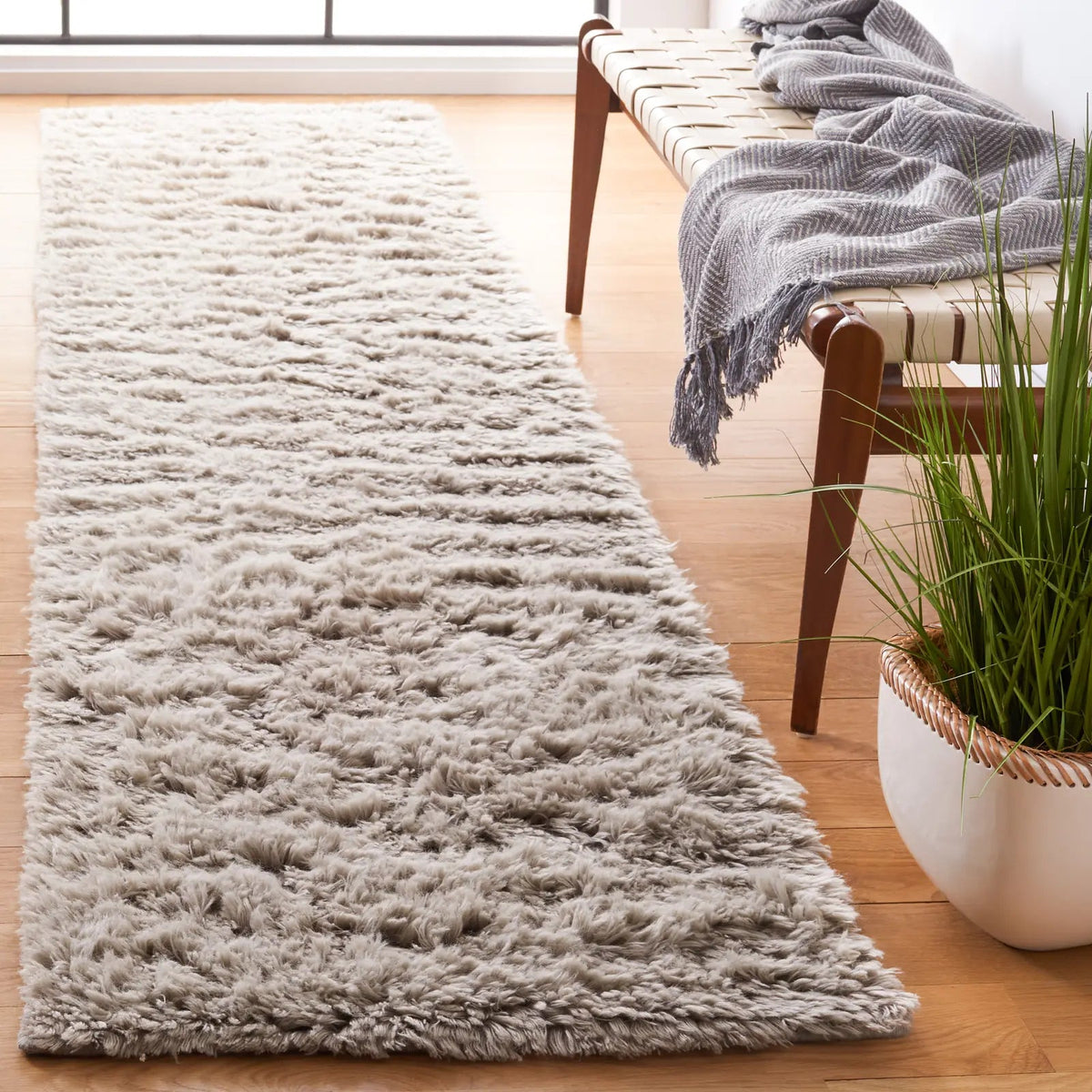 Safavieh Casablanca 2'-3" x 9'-0" Rug in Grey
