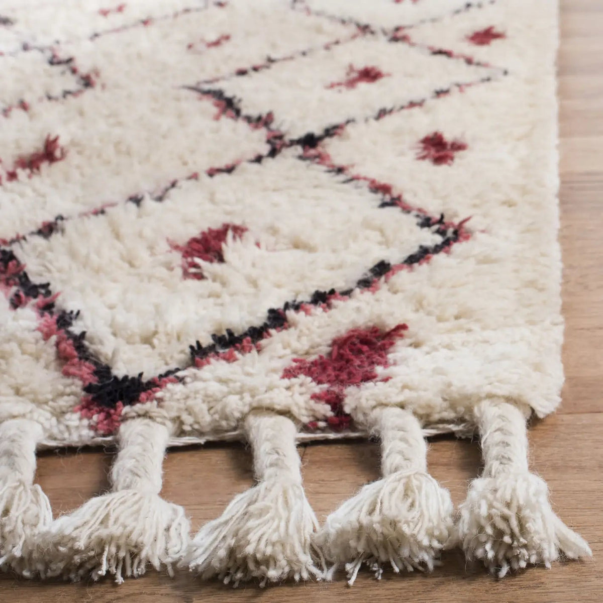 Safavieh Casablanca 5'-0" x 8'-0" Rug in Ivory / Fuchsia