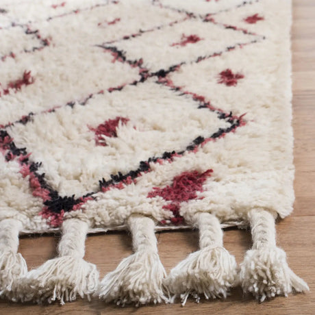 Safavieh Casablanca 5'-0" x 8'-0" Rug in Ivory / Fuchsia