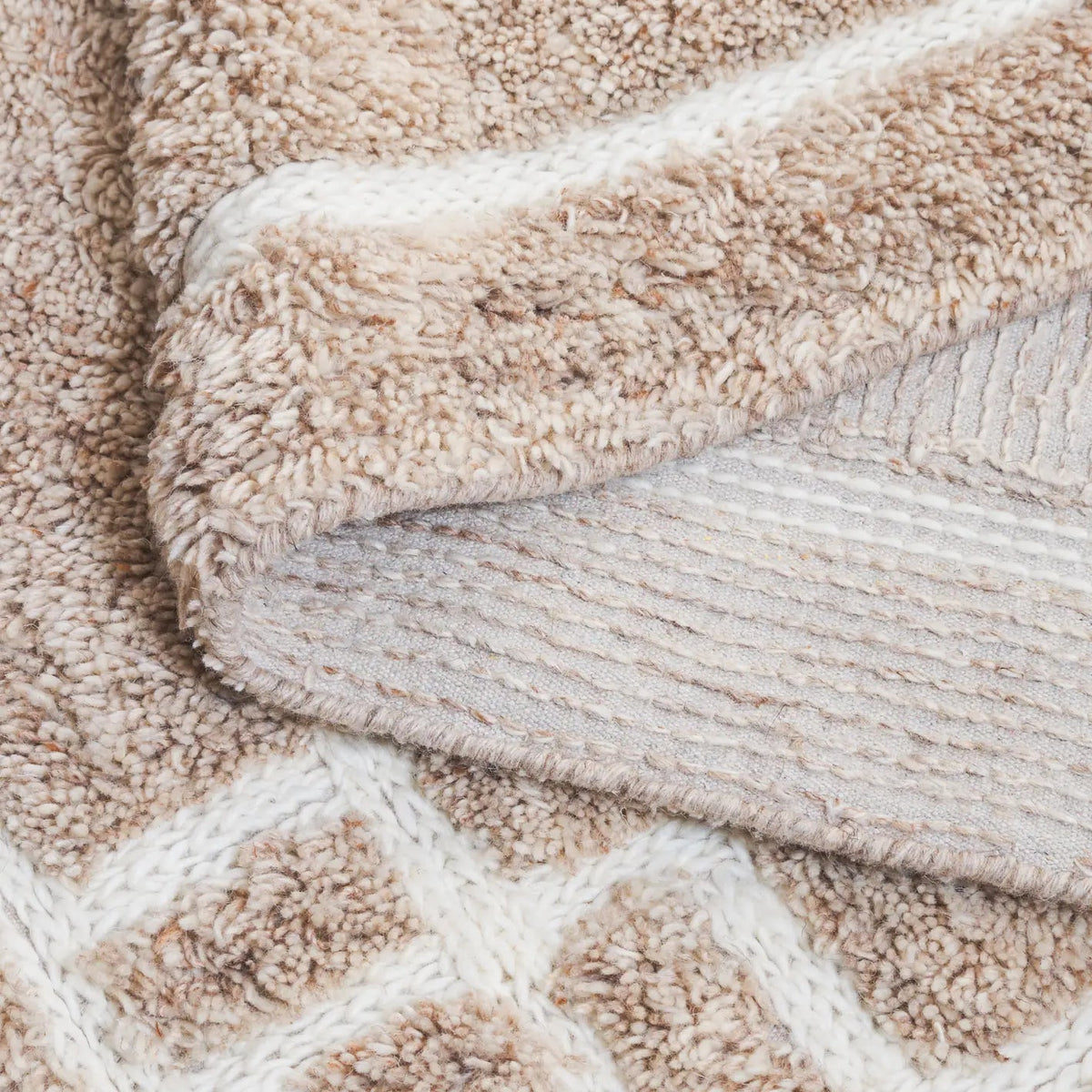 Safavieh Casablanca 4'-0" x 6'-0" Rug in Beige / Ivory