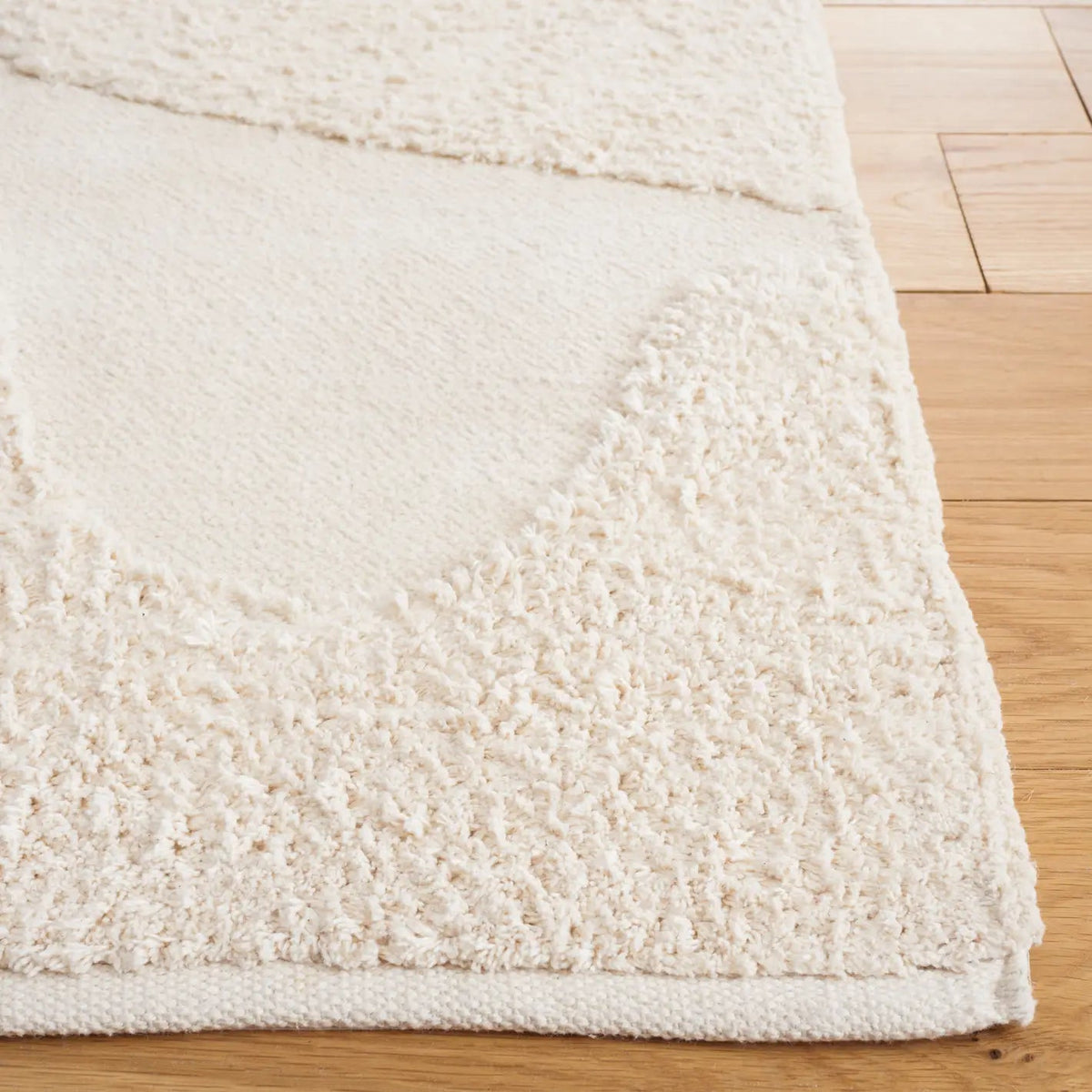 Safavieh Casablanca 4'-0" x 6'-0" Rug in Ivory