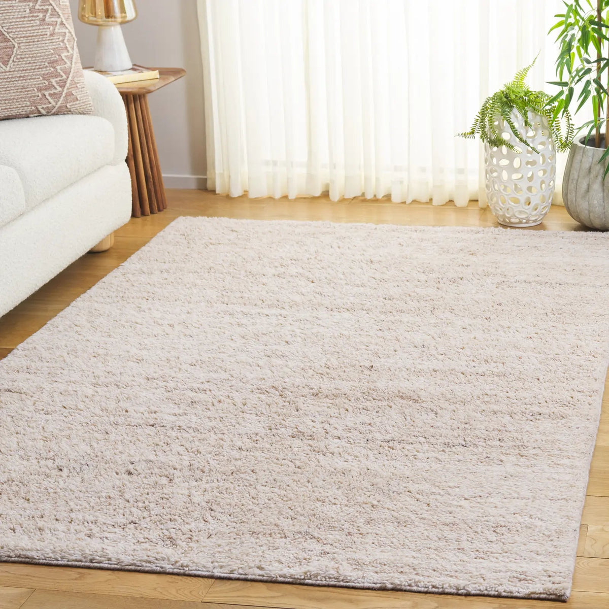 Safavieh Casablanca 4'-0" x 6'-0" Rug in Beige / Ivory