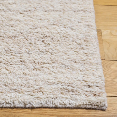 Safavieh Casablanca 4'-0" x 6'-0" Rug in Beige / Ivory