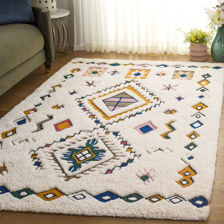Safavieh Casablanca 4'-0" x 6'-0" Rug in Ivory / Green