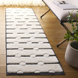 Safavieh Celebrity 800 2'-2" x 8'-0" Rug in Ivory / Black