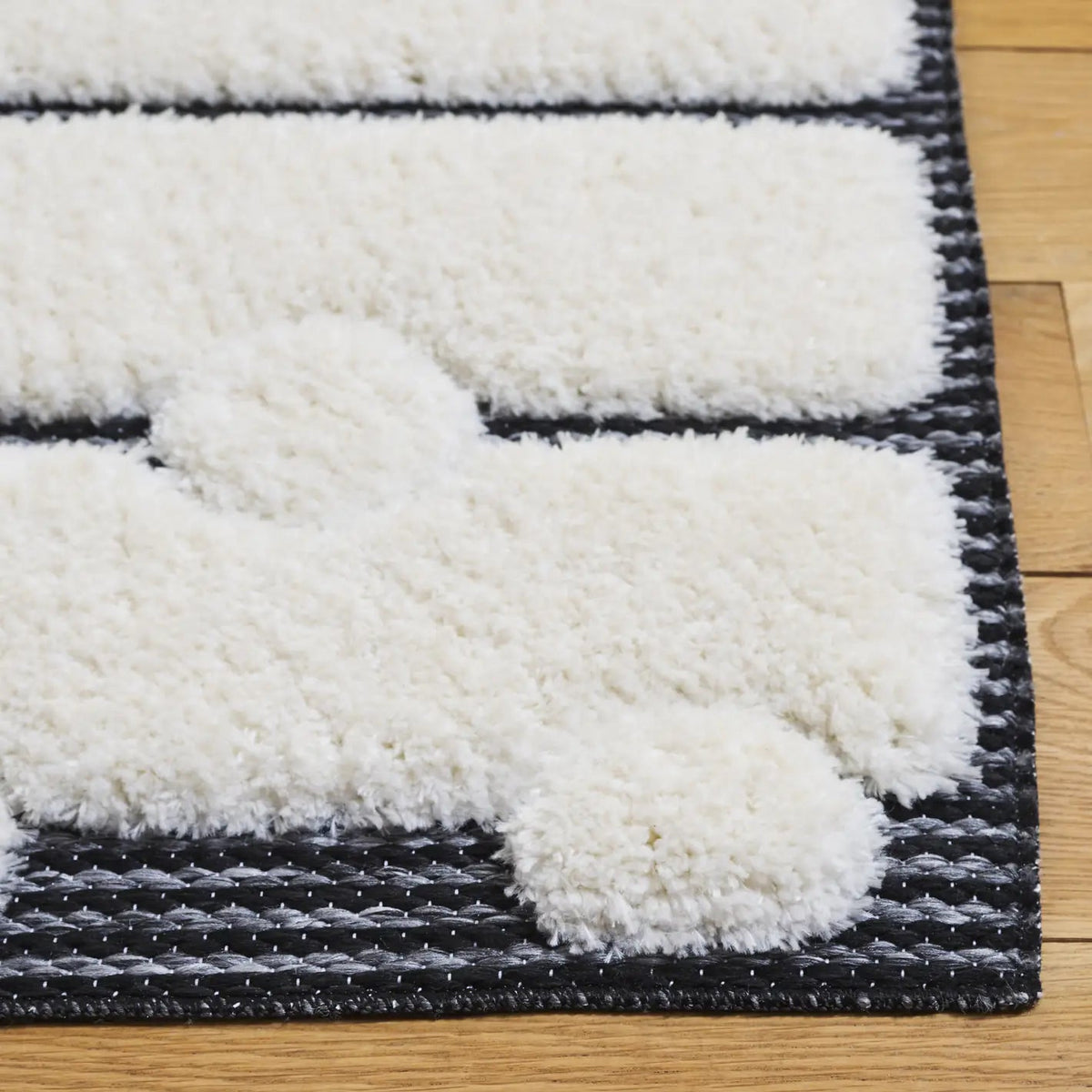 Safavieh Celebrity 800 4'-0" x 6'-0" Rug in Ivory / Black