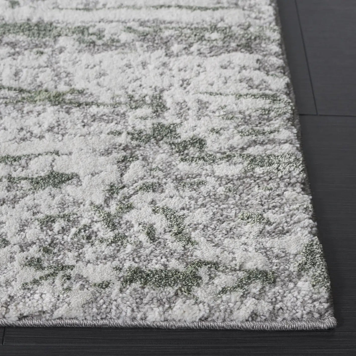 Safavieh Century 300 4'-5" x 6'-5" Rug in Grey / Dark Green