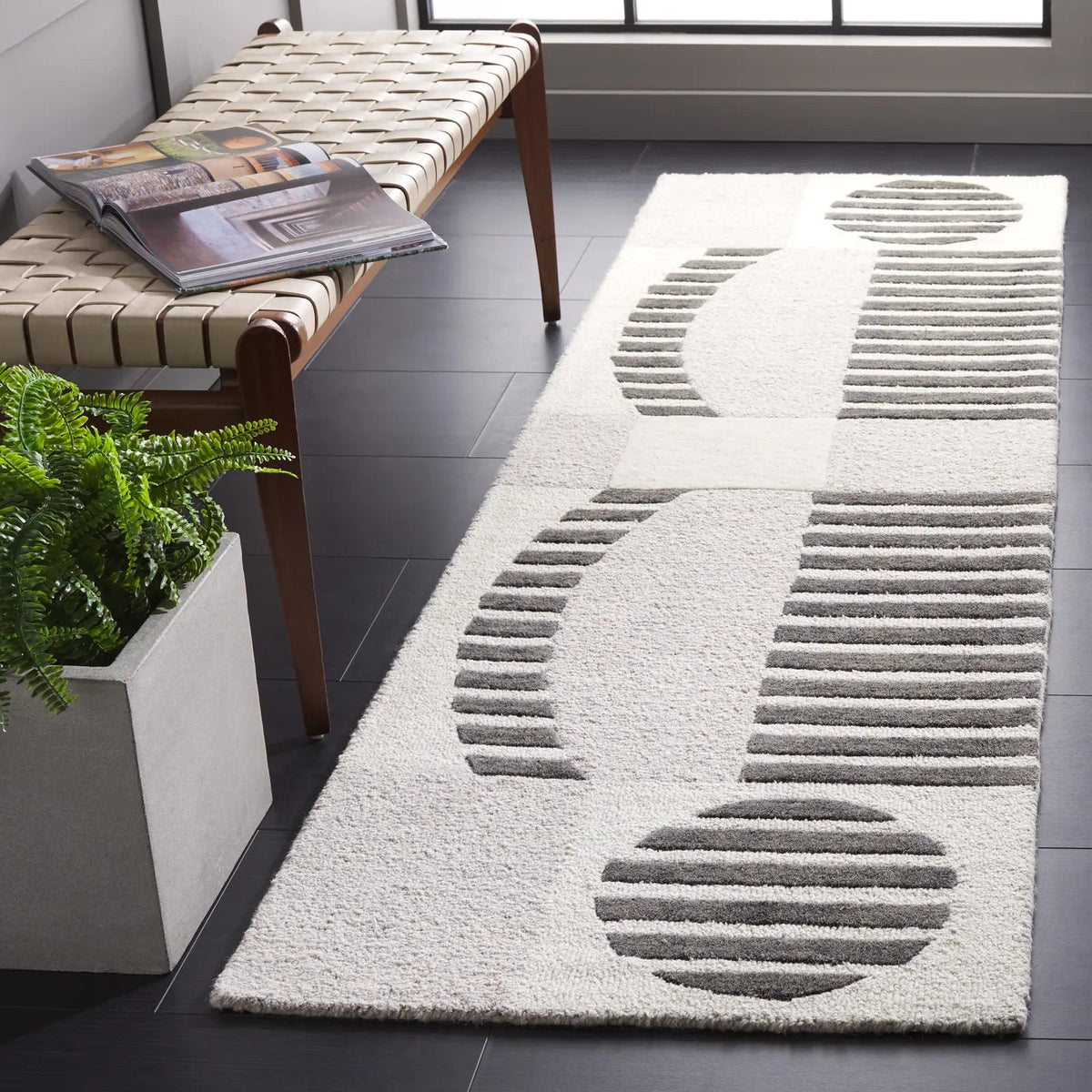 Safavieh Chatham 2'-3" x 8'-0" Rug in Grey / Dark Grey